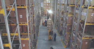Depoda forklift, büyük bir depoda Mans işi halleder.