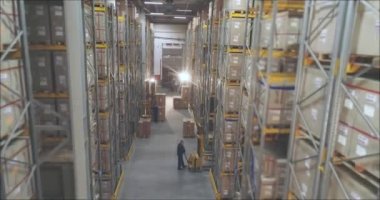 Depo ekipmanları, büyük bir depoda çalışanlar. Büyük depo iş akışı