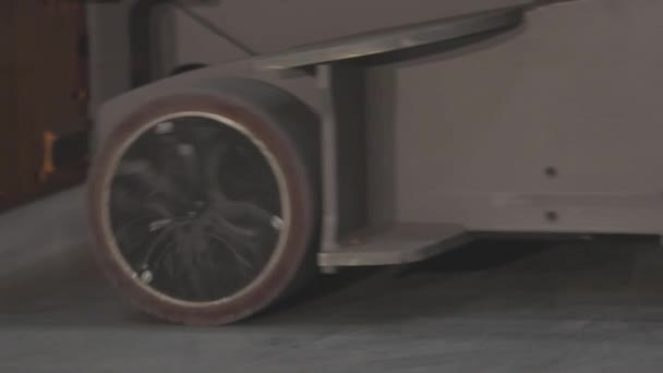 Elektrisk hydraulisk gaffeltruck hjul närbild, Utrustning för arbete i lagret. Arbeta i ett modernt lager. — Stockvideo