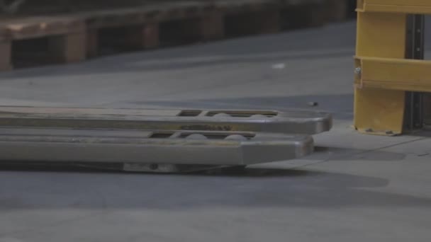 Chariot élévateur hydraulique électrique moderne close-up, équipement pour le travail dans l'entrepôt. Travailler dans un entrepôt moderne .