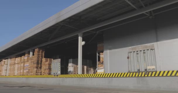 Fabrikslagrets utsida, stort lager på fabriken — Stockvideo