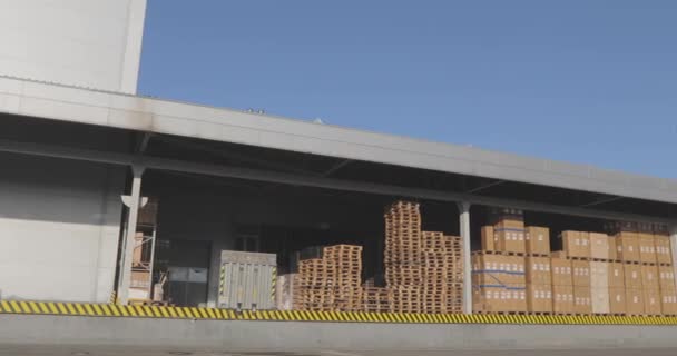 大的现代化仓库，有很多箱子的大仓库 — 图库视频影像