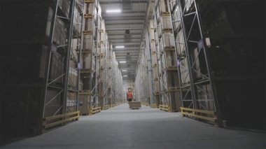 Büyük bir depodaki ışıkları kapatıyorum.