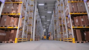 Fabrikadaki büyük depo, işçiler depodaki malları eritiyor, depodaki bir sürü kutu.