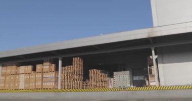 Fabrikadaki depo, fabrikada kutularla dolu büyük bir depo. Kutular kamyona yüklenmeye hazır.