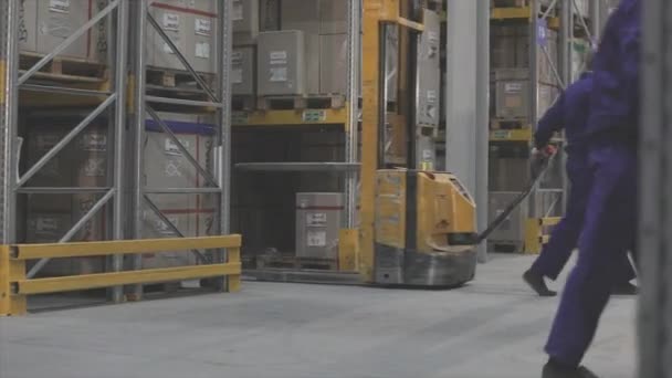 Modern utrustning i ett fabrikslager. Arbetsflöde i ett stort lager. — Stockvideo