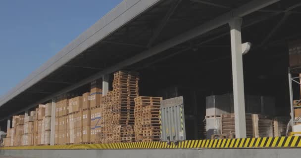 Large modern warehouse, large warehouse with many boxes — Stock Video