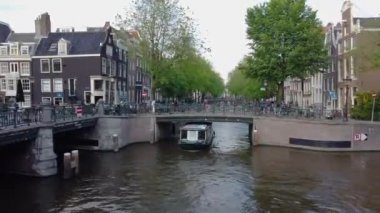 Amsterdam kanalları boyunca tekne gezisi. Amsterdam 'ın dış binaları. Amsterdam 'da bir teknede.