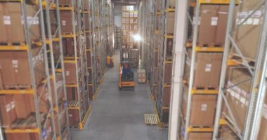 Depoda aktif iş, büyük modern depo, endüstriyel iç mekan.