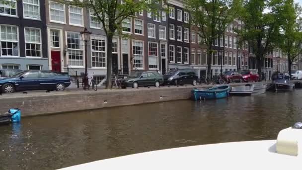 Passeio de barco pelos canais de Amsterdã. O exterior dos edifícios de Amesterdão. Num barco em Amsterdam — Vídeo de Stock