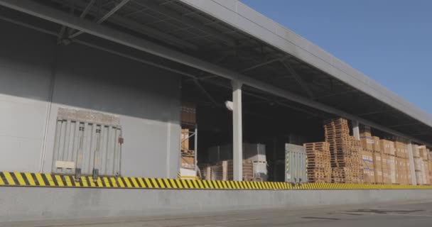 Vista panorâmica de um grande armazém moderno, um grande armazém com um grande número de caixas — Vídeo de Stock