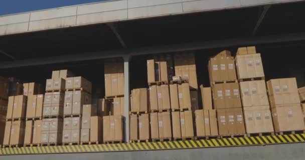 Vista panorámica de un gran almacén moderno, un gran almacén con un gran número de cajas — Vídeos de Stock