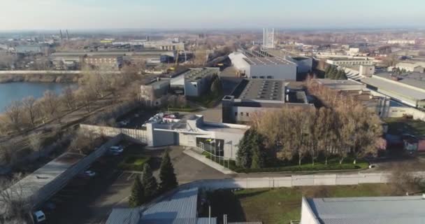 Edifício industrial moderno exterior com vista aérea, edifício industrial cinzento de cima — Vídeo de Stock