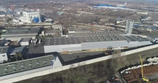 Moderna fábrica gris del aire. Gran fábrica desde el aire, fábrica desde el aire cerca del lago — Vídeo de stock