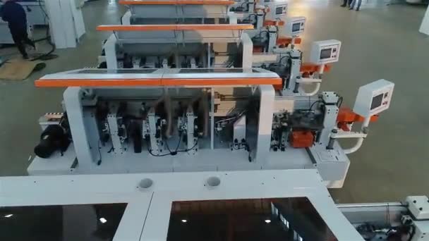 仓库木工机械，新木工机械排成一列 — 图库视频影像