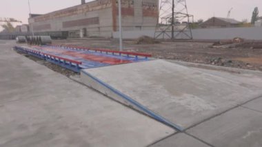 Ağırlığı ölçmek için endüstriyel ekipman. Kamyon tartı istasyonları, tartı istasyonu, tartı köprüsü