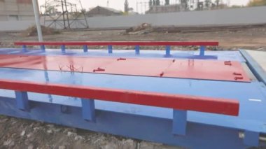 Ağırlığı ölçmek için endüstriyel ekipman. Kamyon tartı istasyonları, tartı istasyonu, tartı köprüsü