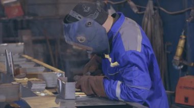 Yavaş kaynaklama, kaynak makinesinden çıkan parlak kıvılcımlar yavaş çekim