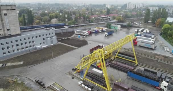 Vista aérea de complejo industrial. Grúas pórtico y camiones cerca de un gran almacén. Vista superior de área industrial grande . — Vídeos de Stock