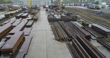 Metalle dolu bir deponun üzerinden uçmak, metal hava manzaralı bir depo.
