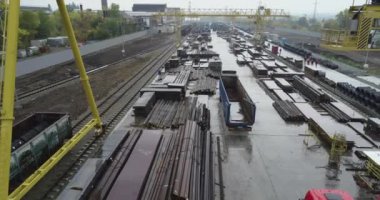 Açık havada metalle dolu bir depo. Metalle dolu bir depoda uçuyor.