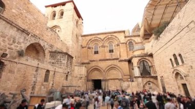 Kudüs Diriliş Tapınağı, Sepulchrum. Kutsal Mezar Kilisesi 'nin yakınındaki insanlar.