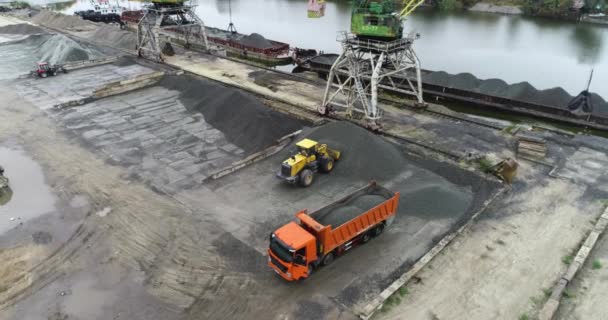 Carregando um caminhão no porto, a escavadeira carrega no material do caminhão — Vídeo de Stock