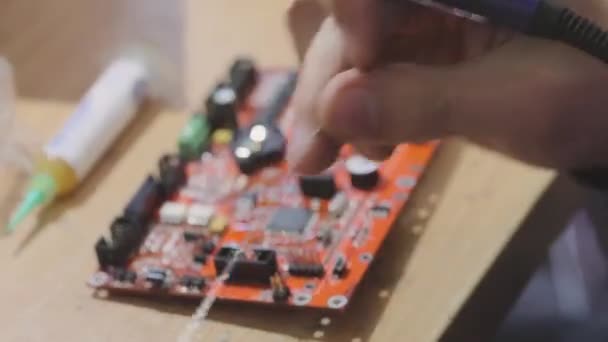 Primer plano de soldadura de un microcircuito, montaje de un primer plano de microcircuito. Ingeniero soldando una placa — Vídeo de stock