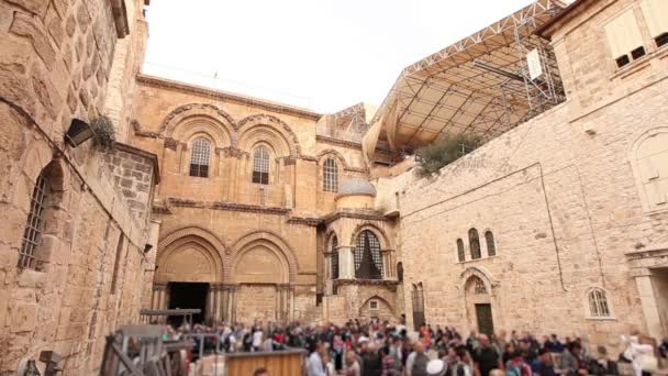 Igreja do Santo Sepulcro. Pessoas perto do templo do Santo Sepulcro timelapse, Jerusalém, Israel — Vídeo de Stock