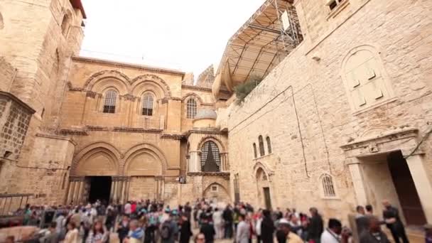 Kerk van het Heilig Graf. Mensen bij de tempel van het Heilig Graf, Jeruzalem, Israël — Stockvideo