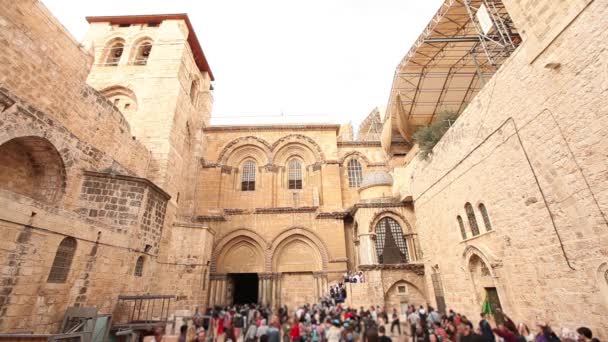 Igreja do Santo Sepulcro. Pessoas perto do templo do Santo Sepulcro, Jerusalém, Israel — Vídeo de Stock