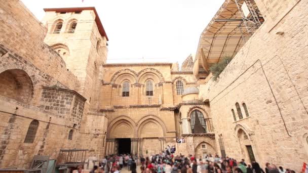 Jeruzalem Tempel van de Opstanding, Sanctum Sepulchrum. Mensen in de buurt van de kerk van het Heilig Graf — Stockvideo