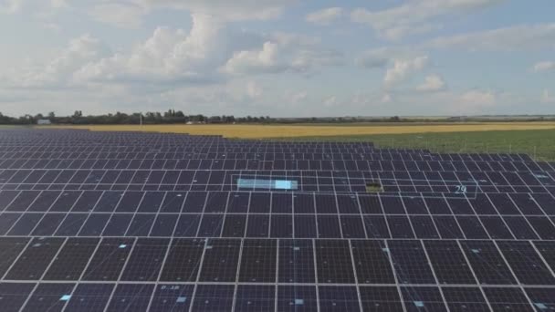 Vue aérienne de la ferme des panneaux solaires avec des graphiques. Le drone survole le champ des panneaux solaires. Graphiques HUD sur une ferme d'énergie solaire. Énergies renouvelables vertes alternatives — Video