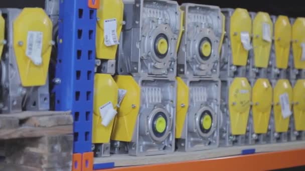 Warehouse with yellow gearboxes, warehouse for the production of gear motors, gear motors in the warehouse — Stock Video