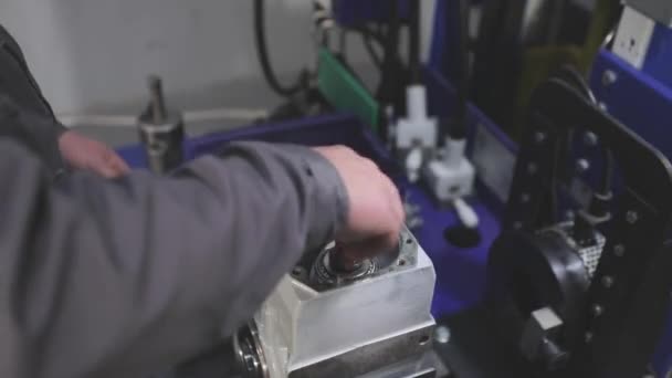 Včasná montáž motoru, časová kolečka montáže reduktoru motoru, muž sestavuje mechanismus — Stock video