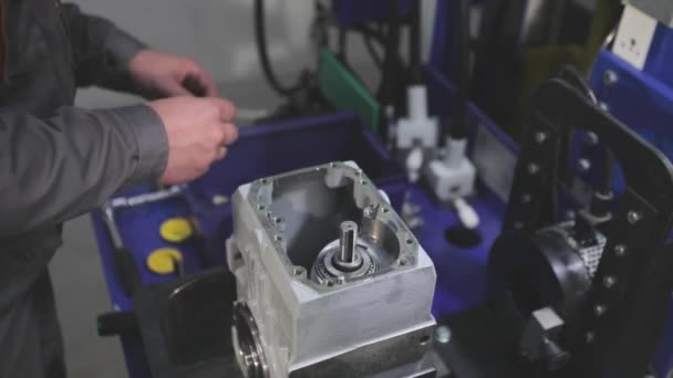Montering av växellåda, montering av mekanismen — Stockvideo