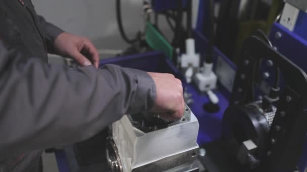 Engrenage, engrenage. L'homme serre la noix 