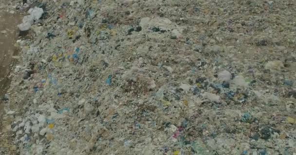 Survoler une poubelle, survoler une décharge municipale, des gens dans une décharge