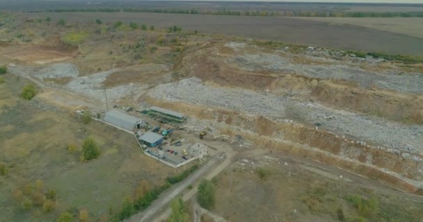 Survoler une poubelle, survoler une décharge municipale, des gens dans une décharge