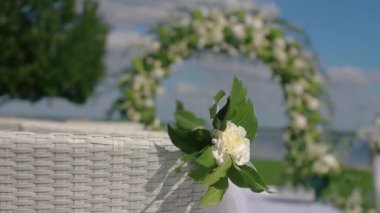 Düğün dekoru, çiçeklerin düğünü için kemer. Modern düğün dekorasyonu
