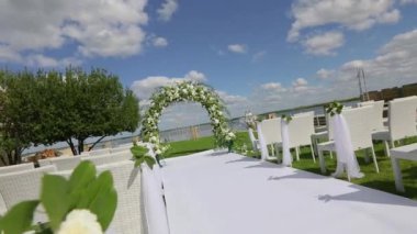 Düğün dekoru, çiçeklerin düğünü için kemer. Modern düğün dekorasyonu