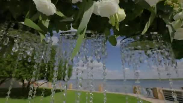 Bruiloft decor, Boog voor de bruiloft van bloemen. Moderne trouwinrichting — Stockvideo