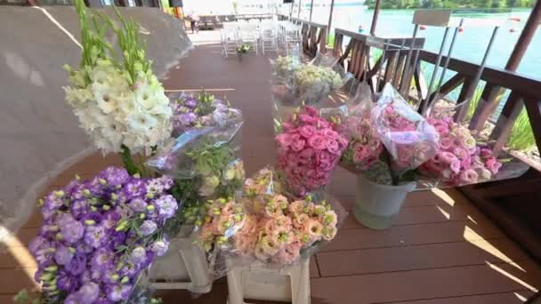 Decoración de la boda de hermosas flores frescas. Decoración de boda moderna — Vídeo de stock