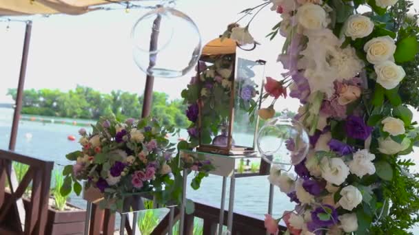 Decoração de casamento de belas flores frescas. Decoração de casamento moderno — Vídeo de Stock