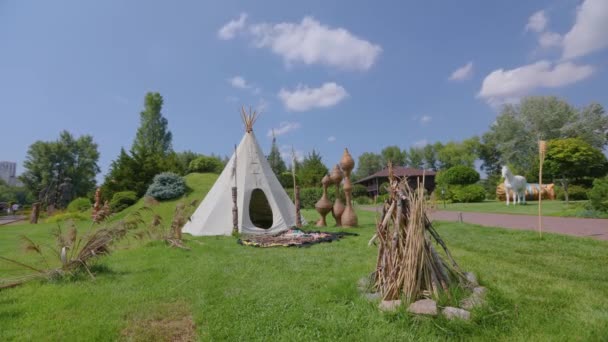 Národní indiánské bydlení. Tepee, vigvam na zelené trávě za pěkného počasí — Stock video