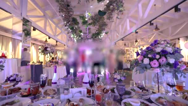 People are dancing at a wedding. People are dancing on the background of flowers. Bright Color Wedding Party — Stock Video
