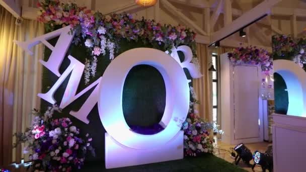 Decoración de la boda, lugares para los invitados en la boda — Vídeos de Stock