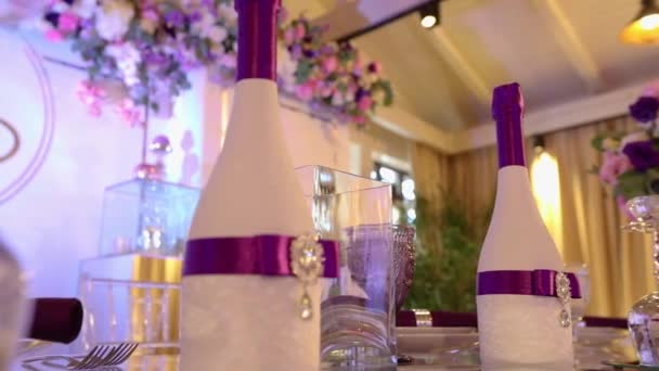 Decoración de boda moderna, botella de champán decorada — Vídeos de Stock