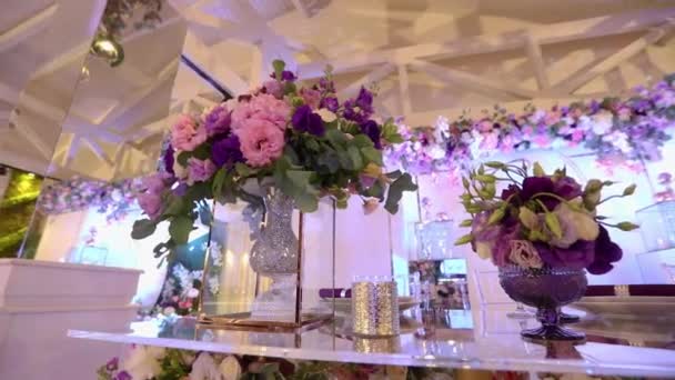 Vacker bukett i bröllopsinredningen, lila blommor på bröllopet — Stockvideo