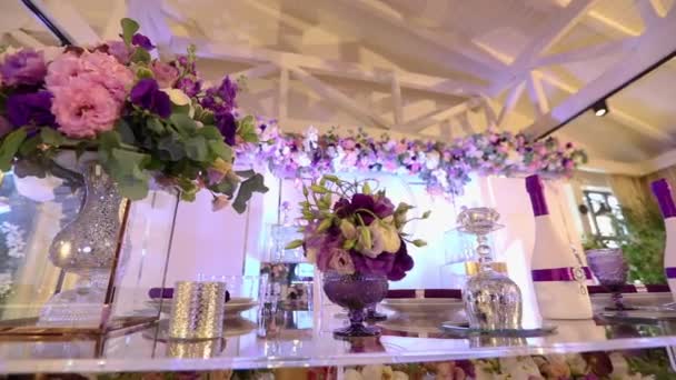 Bellissimo bouquet nell'arredamento di nozze, fiori viola al matrimonio — Video Stock